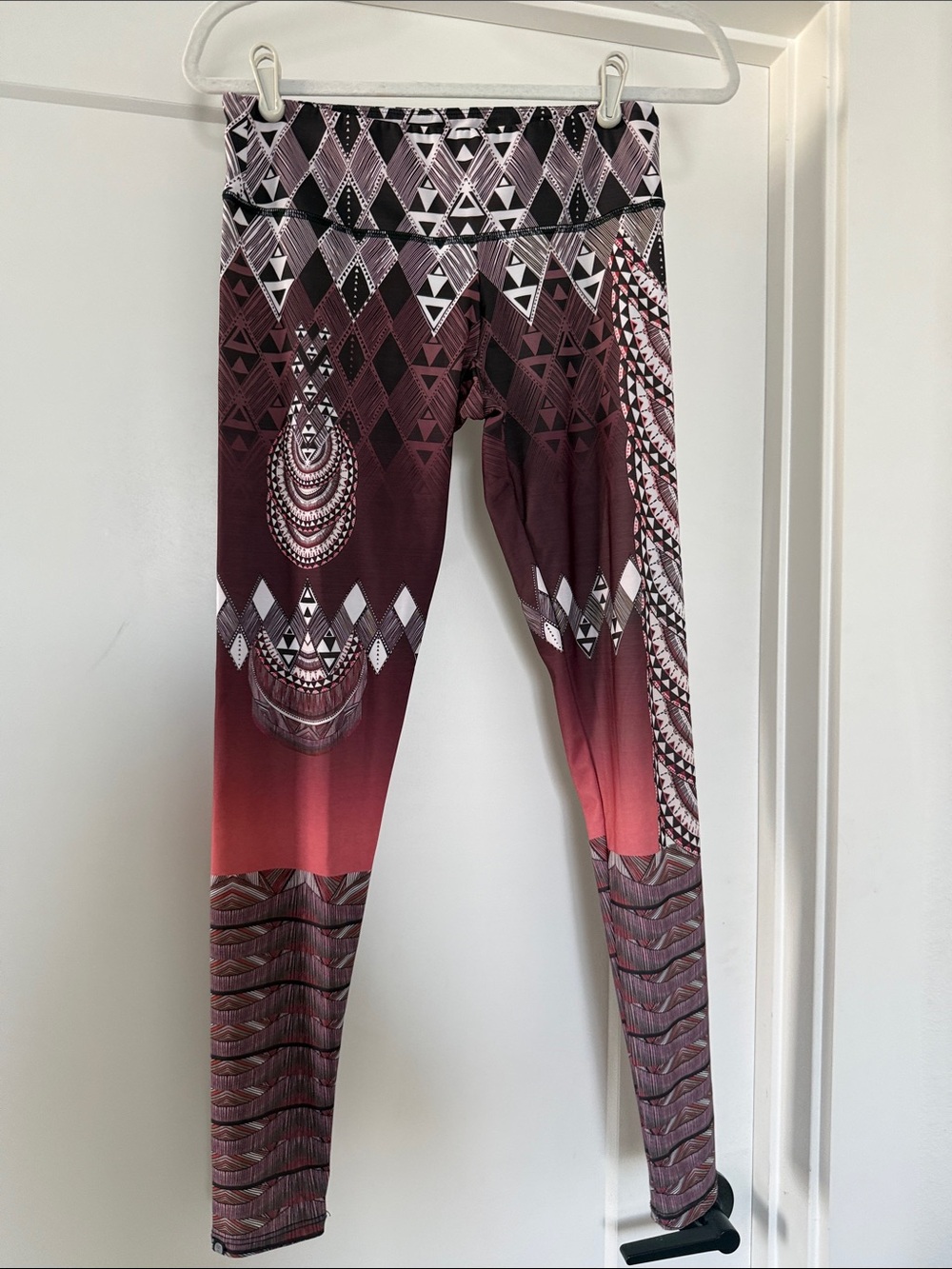 Onzie Maroon to Coral Ombre Geometric Leggings